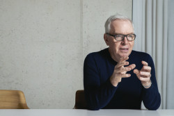 Sir David Chipperfield převezme rámci PULSE Awards Cenu Jana Kaplického za celoživotní dílo.