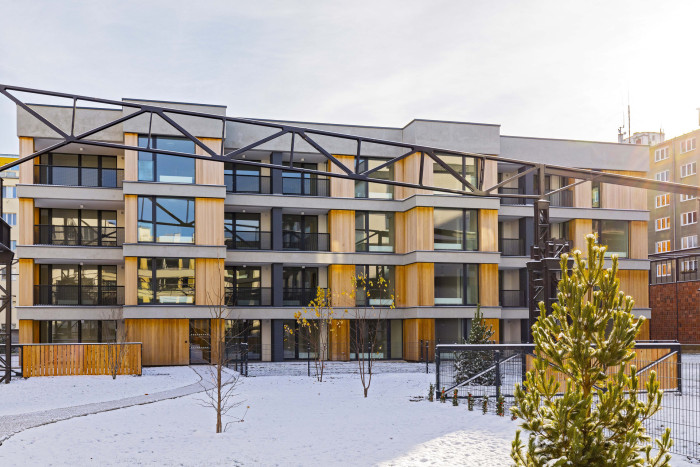 V areálu zůstaly autentické kovové prvky (Rezidenční bydlení vzniklo z holešovického brownfieldu; A69 architekti)