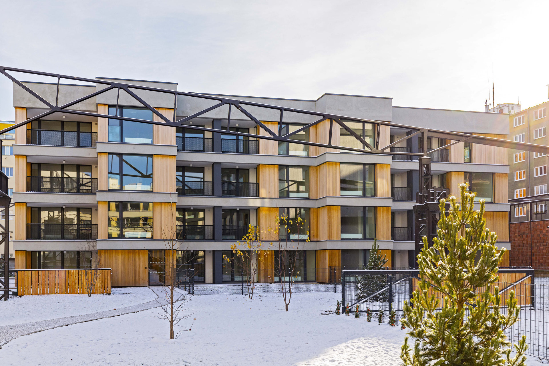 V areálu zůstaly autentické kovové prvky (Rezidenční bydlení vzniklo z holešovického brownfieldu; A69 architekti)