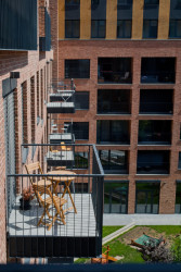 Na fasádách komplexu Lihovar najdeme různé typy cihelných pásků. Přispívají k rozmanitosti.