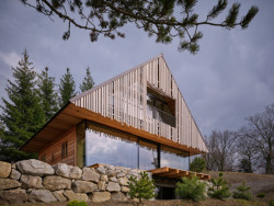 Směrem na východ se otevírá stěnami ze skla. (Chata Kohútka od SENAA architekti)