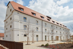 Transformace barokn sýpky ve Velkých Pavlovicích na hotel Lotrinský, EA architekti