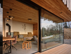 Uprostřed je HS portál, takže se dá obývací pokoj otevřít na terasu. (Chata Kohútka od SENAA architekti)