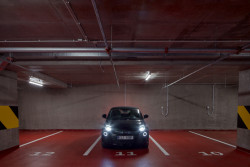 Budova má tři podzemní podlaží, kde se nachází technické zázemí, parking a sklepy pro nájemníky. (Bytový dům Iconik, studio Edit!)