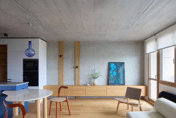 Charakter bytu určuje kombinace očištěného surového betonu a dubové podlahy. (Panelákový byt Nad obzorem; Iva Hájková Studio)