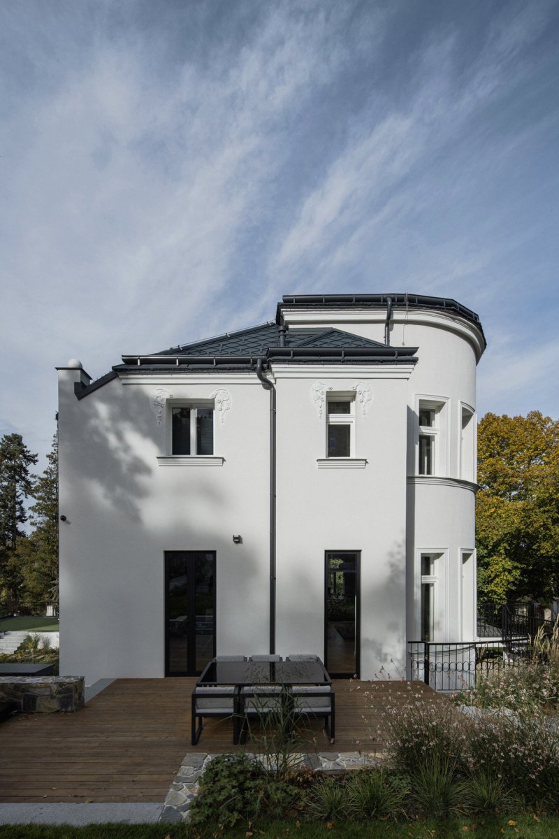 Zrekonstruovaná vila poblíž Prahy od Karnet architekti