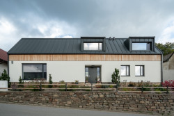 Rodinný dům v Bystřici nad Perštejnem, studio AEIOU: Novostavba převzala svůj základní charakter od okolní zástavby