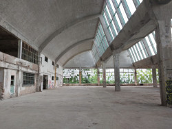 Pragovka, hala č.19. Postavená 1948, od roku 1953 se tu vyráběl náklaďák Praga V3S neboli vejtřaska. Hala má unikátní střechu z železobetonových skořepin a je památkově chráněná.