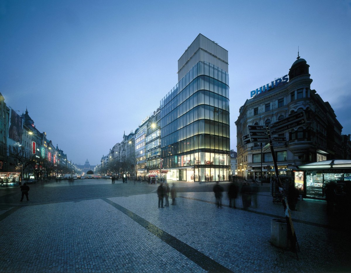 2003 – Palác Euro na Václavském náměstí, DAM architekti.

Druhou českou realizací na shortlistu ceny za rok 2003 byl palác Euro na Václavském náměstí od ateliéru DAM architekti s.r.o. Novostavba obchodně-administrativního objektu tehdy vznikla na místě původního trojpodlažního domu, který byl zbourán při výstavbě metra v 70. letech.