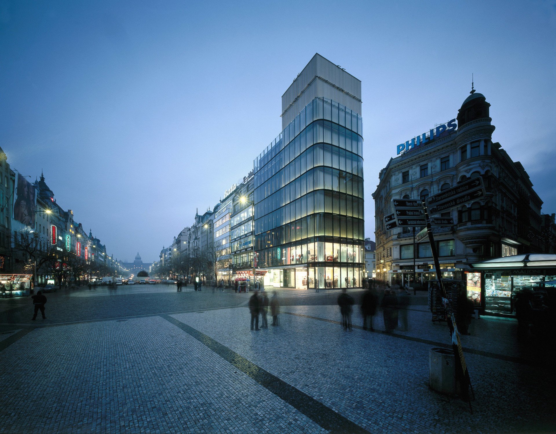 2003 – Palác Euro na Václavském náměstí, DAM architekti.

Druhou českou realizací na shortlistu ceny za rok 2003 byl palác Euro na Václavském náměstí od ateliéru DAM architekti s.r.o. Novostavba obchodně-administrativního objektu tehdy vznikla na místě původního trojpodlažního domu, který byl zbourán při výstavbě metra v 70. letech.