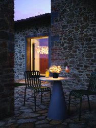 Clizia Mama non Mama ve zlatém provedení na baterii; od Adriana Rachela