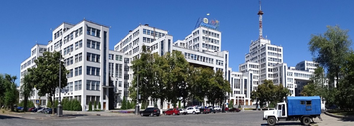 Měla se ovšem také stát obětí stalinistické obnovy a skrýt se za fasádou v intencích socialistického realismu. K realizaci dlouho promýšleného záměru ale nikdy nedošlo.