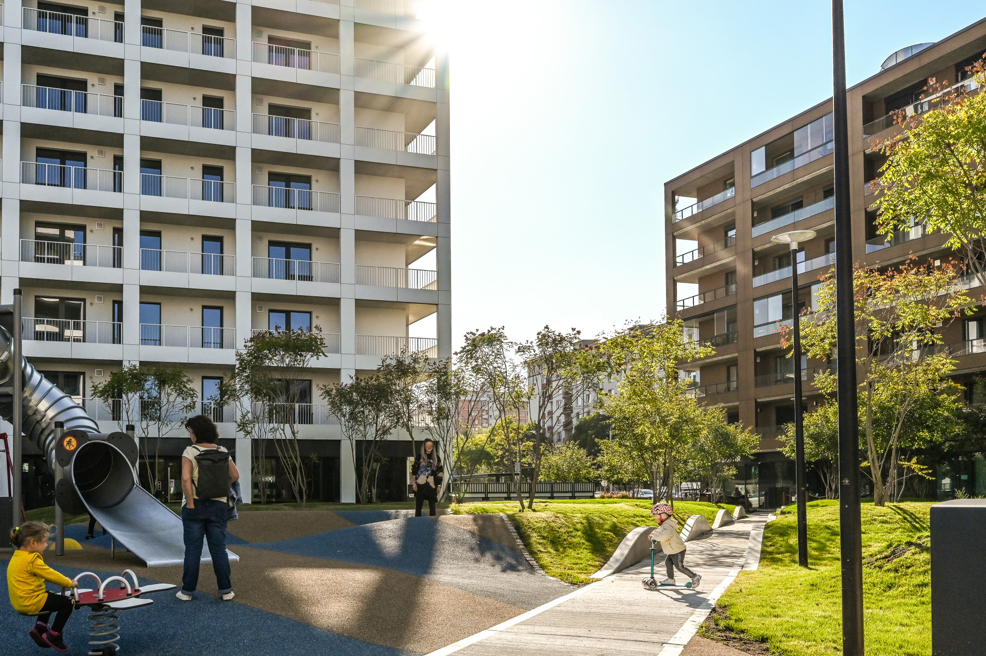 Ceny putovaly taky ven - respektive do exteriéru. Nejlepším venkovním prostorem porota jmenovala "obytný dvůr" mezi třemi bytovými novostavbami v Bratislavě. (Urban Residence - Obytný dvor, Compass Architekti, Ateliér DIVO)