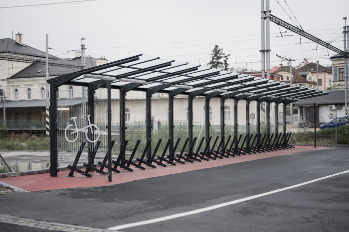 Stojan IKS je tvořen ocelovou konstrukcí z ohýbaného jeklu 60 × 20 mm a pásové oceli, svařovanou do segmentů, které umožňují vytvářet řadu libovolné délky.  (Cyklostojan IKS od Urbania)