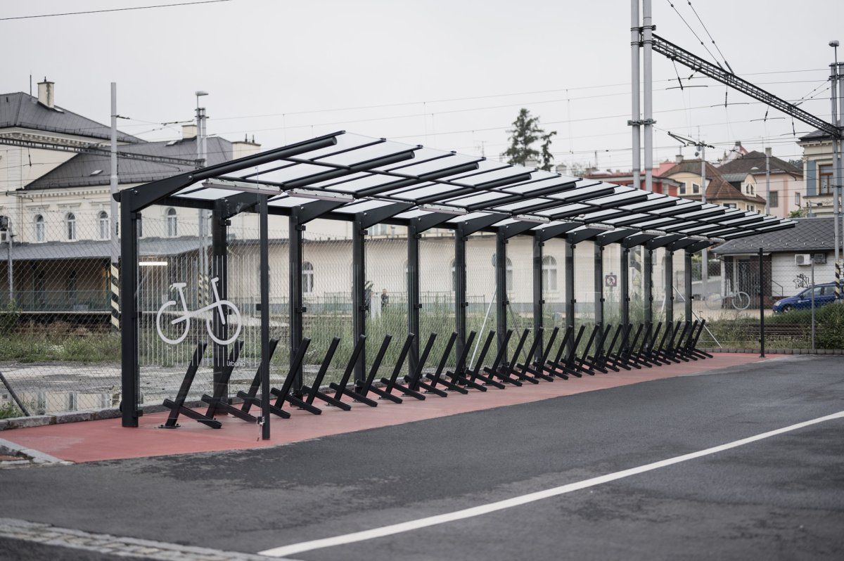 Stojan IKS je tvořen ocelovou konstrukcí z ohýbaného jeklu 60 × 20 mm a pásové oceli, svařovanou do segmentů, které umožňují vytvářet řadu libovolné délky.  (Cyklostojan IKS od Urbania)