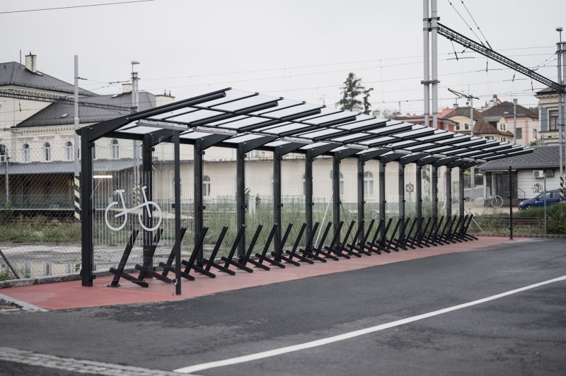 Stojan IKS je tvořen ocelovou konstrukcí z ohýbaného jeklu 60 × 20 mm a pásové oceli, svařovanou do segmentů, které umožňují vytvářet řadu libovolné délky.  (Cyklostojan IKS od Urbania)