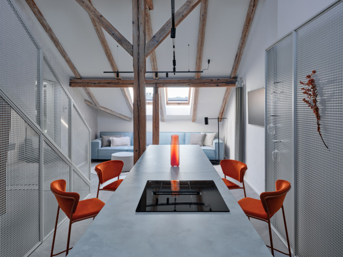 Dispozice mezonetu zahrnuje hlavní obytný prostor, dvě ložnice, pracovnu, dvě koupelny a samostatné WC. (Podkrovní byt na Arbesově náměstí od Formafatal)