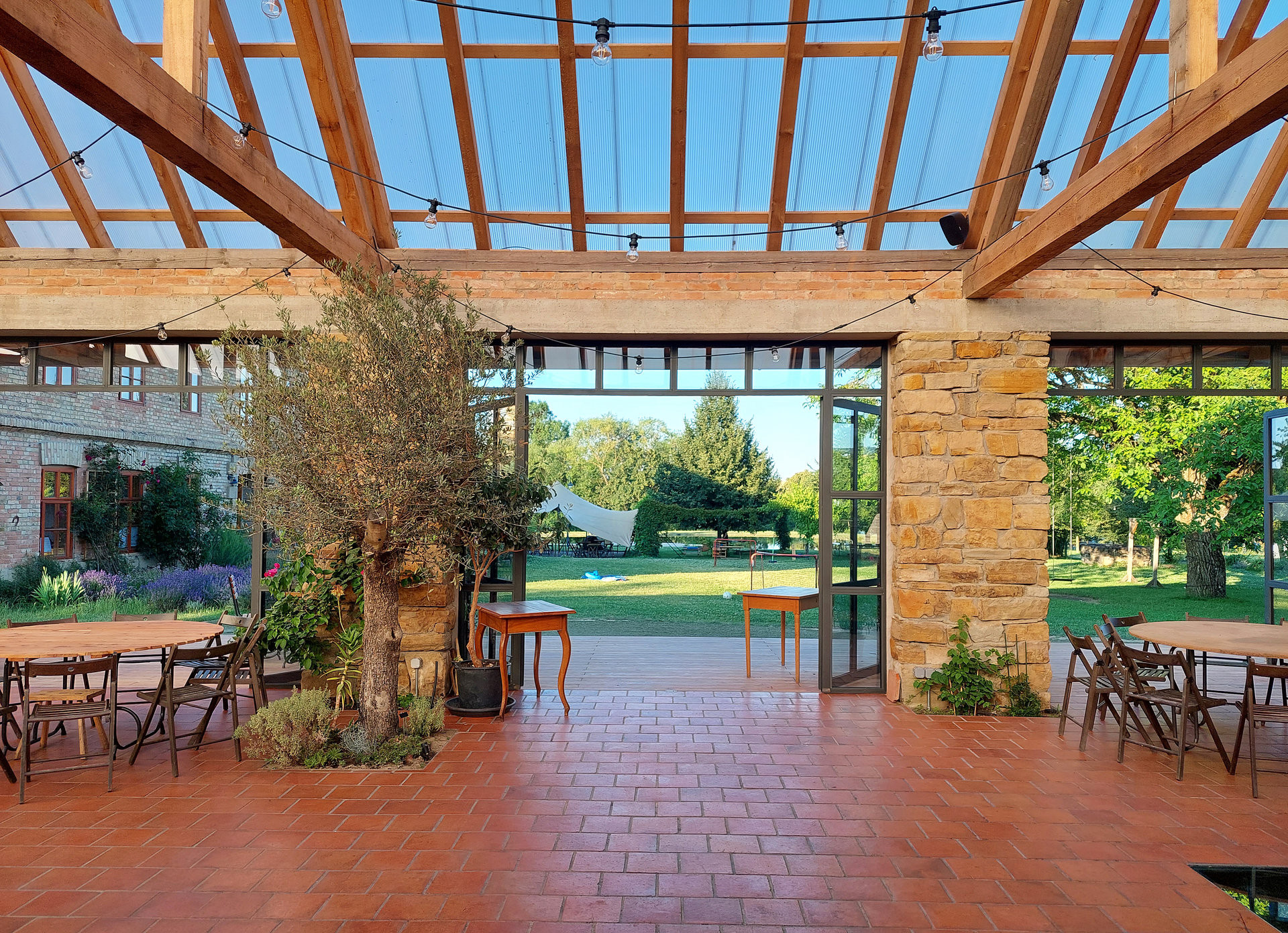 Konec stodoly, ať žije oranžerie. Oranžerie je typ skleníku, který se tradičně vyskytoval jako součást zámeckých zahrad. Tento prestižní prvek byl původně určen pro pěstování citrusů a exotických dřevin, v letních měsících pak sloužil i jako společenský prostor. Stejně je tomu i v Oranžerii v Honěticích.