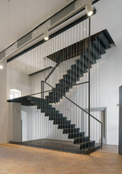 Ocelové schodiště jako intervence současné architektury do historického objektu Paláce (Port 1560, Domy Architects)