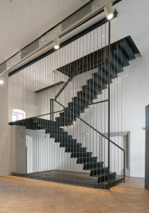 Ocelové schodiště jako intervence současné architektury do historického objektu Paláce (Port 1560, Domy Architects)