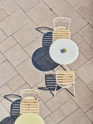 Kolekce Flaneur zahrnuje židle, stoličky, barové židle a stolky. Židle váží jen 6 kg a jsou stohovatelné. Dají se využít v restauracích i na ulici.