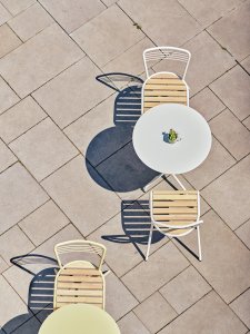 Kolekce Flaneur zahrnuje židle, stoličky, barové židle a stolky. Židle váží jen 6 kg a jsou stohovatelné. Dají se využít v restauracích i na ulici.