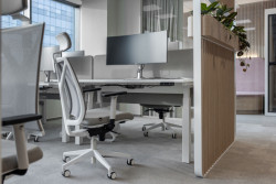 Bílá konstrukce ve spojení s béžovým sedákem navíc ladí s pracovními stoly a okolí.