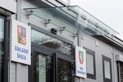 Společnost KOMA realizovala dočasnou základní školu v Drahanovicích v Olomouckém kraji.