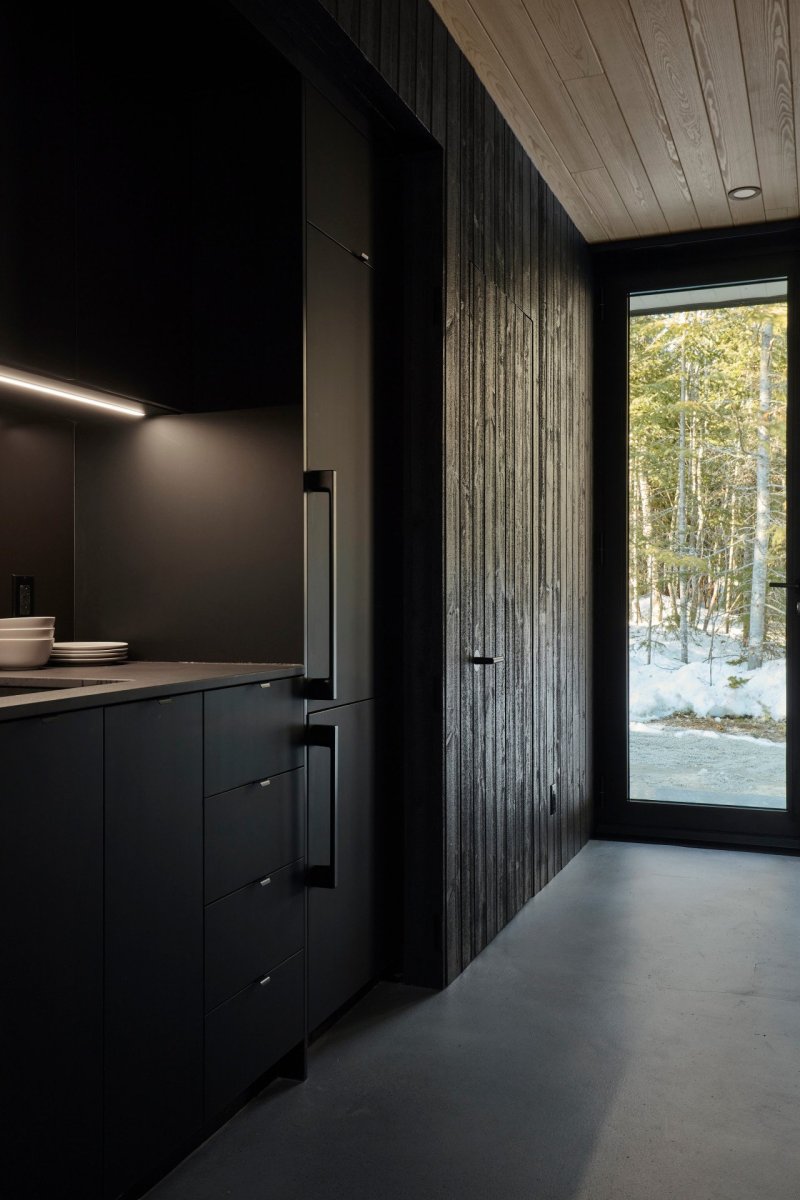 Prefabrikované chatky od studia Bourgeois / Lechasseur architects nedaleko kanadské lyžařské oblasti Le Massif de Petite-Rivière-St-François v lese u Charlevoix