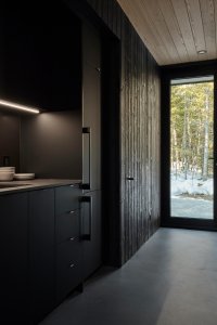Prefabrikované chatky od studia Bourgeois / Lechasseur architects nedaleko kanadské lyžařské oblasti Le Massif de Petite-Rivière-St-François v lese u Charlevoix