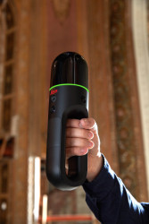 Leica Geosystems představila novou generaci laserových skenerů. Zde ruční skener BLK2GO, který díky sběru dat za chůze výrazně zefektivní proces zaměřování objektů