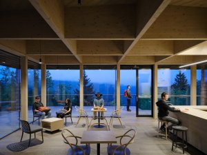 Posezení a výhled (Brána Pusteven; henkai architekti)