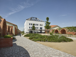 Jakub Cigler Architekti proměnili bývalý areál JZD na zážitkové vinařství s ubytováním