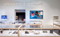 Vitra Design Museum představuje výstavu věnovanou minulosti i budoucnosti plastu