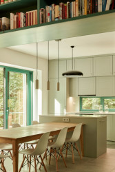 Do kuchyně se chodí velkým portálem v knihovně. (Rodinný dům Chřibská od 0,5 Studio)