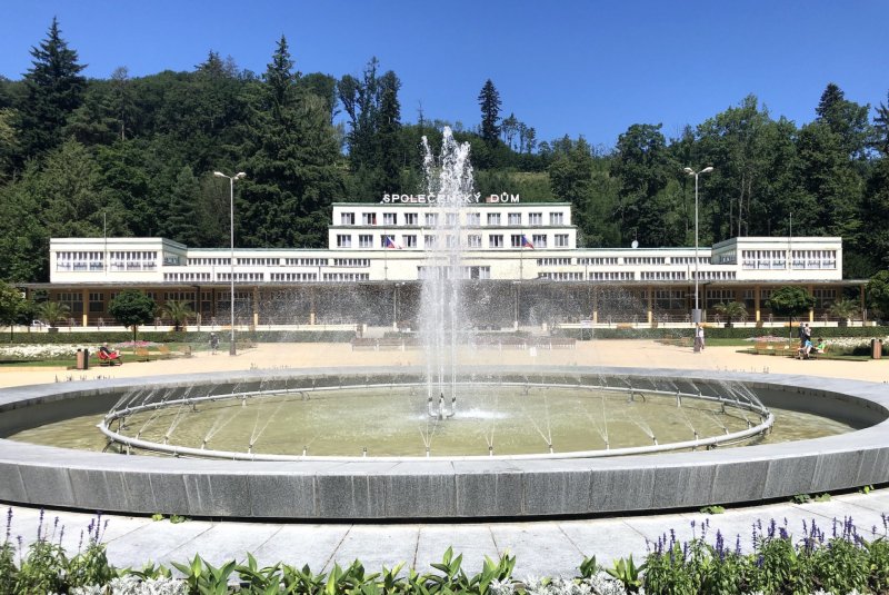Přímo naproti kolonádě se nachází přísně symetrický Společenský dům od pražského architekta Františka Roitha (1876-1942)