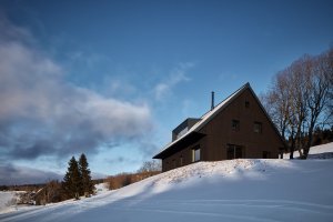 Autory návrhu jsou, v dané lokalitě již zkušení, architekti ze studia ADR. (Chalupa Milada, studio ADR)