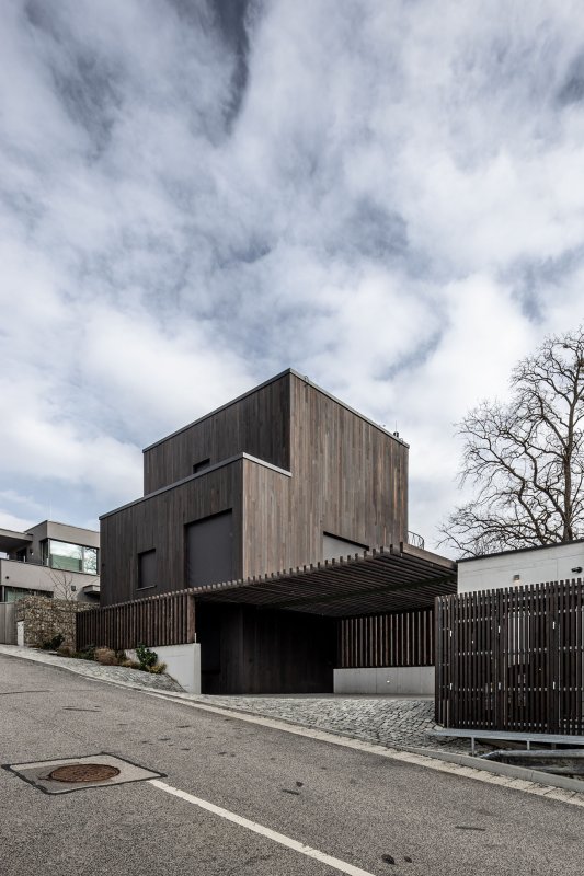 Jen kousek od Bratislavy stojí zřícenina gotického hradu Devín. Na protějším kopci vyrostl nový rodinný dům. (Dům Devín, plusminusarchitects)