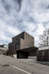 Jen kousek od Bratislavy stojí zřícenina gotického hradu Devín. Na protějším kopci vyrostl nový rodinný dům. (Dům Devín, plusminusarchitects)