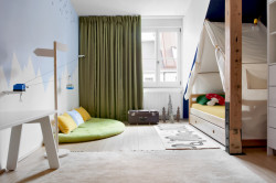 Interiér mezonetového bytu na Praze 3 od Kamily Jarkovské