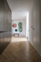 Vstupní hala s obrazy od Aliny Šupikov (Rekonstrukce bytu na Vinohradech, Obliqo )