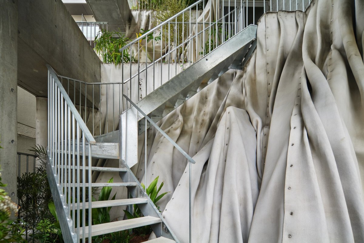 Největší ozdobou je betonový vodopád.  (Ryozan Park Green, Akihisa Hirata Architecture Office)