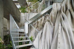Největší ozdobou je betonový vodopád.  (Ryozan Park Green, Akihisa Hirata Architecture Office)