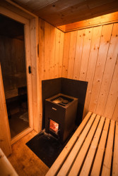 Interiér sauny je minimální, provoněný dřevem. 