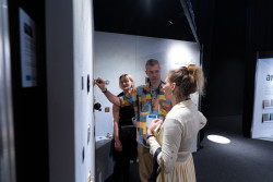 Project Wall představuje výběr čtyřiceti realizací od architektů, interiérových a světelných designérů či krajinářských architektů z celého světa.