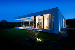 Designová vila od ateliéru de.fakto – pohled ze zahrady