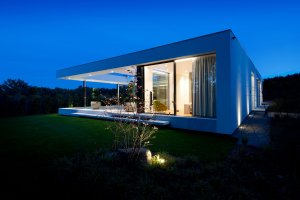 Designová vila od ateliéru de.fakto – pohled ze zahrady