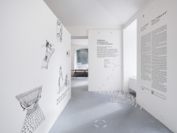 Od 15. března do 4. května 2024 probíhá v galerii VI PER výstava s názvem Čí je to problém? Bezdomovectví mezi Prahou a New Yorkem.