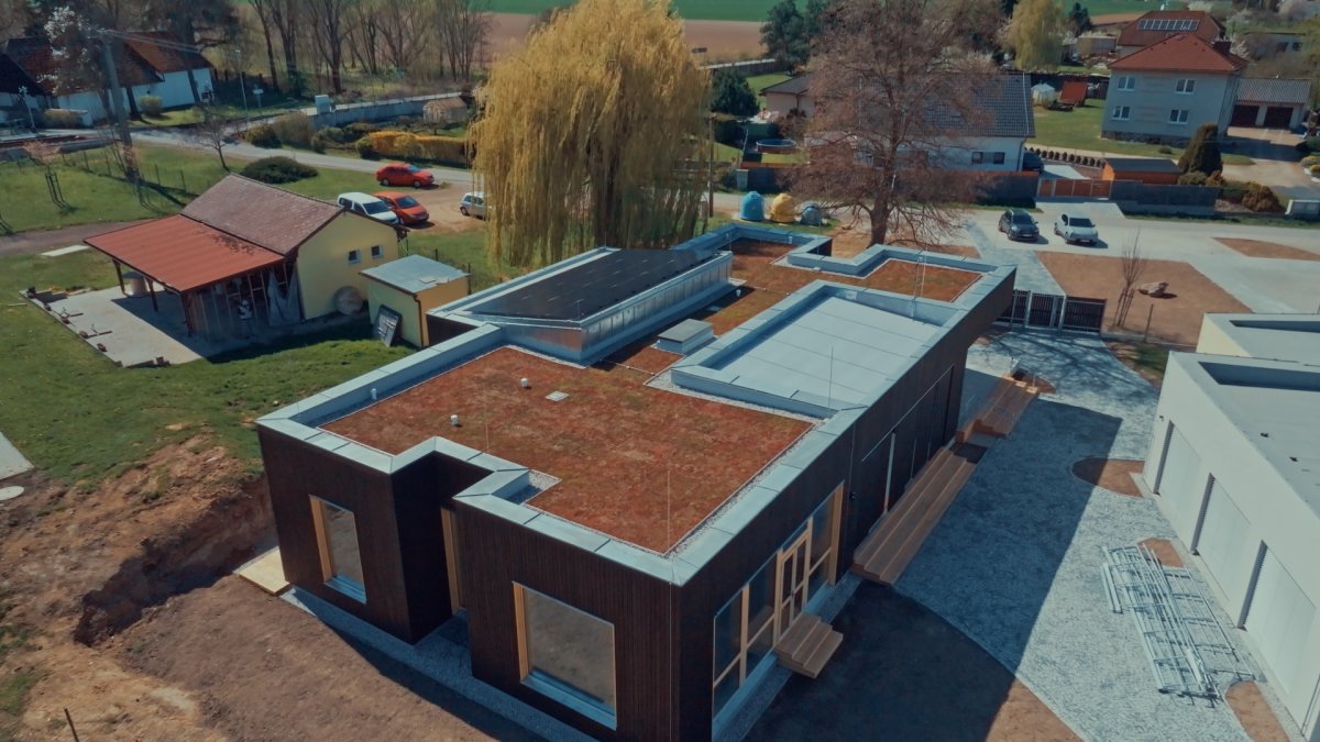 Dětská skupina se zelenou střechou