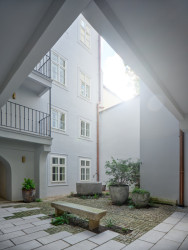 Pavlačový trakt je obrácený do klidného vnitřního dvora. (Rekonstrukce měšťanský dům na Valdštejnském náměstí, Formafatal)